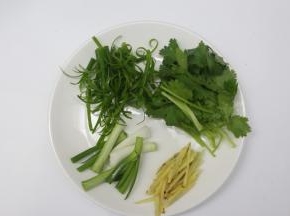 葱切成段，再切成条丝，香菜切段，生姜切成丝
