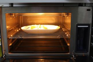 西屋蒸汽烤箱里面的水箱加纯净水，先预热烤箱，纯蒸功能115度，3分钟，再放金鲳鱼放在烤网上，送入蒸汽烤箱里，纯蒸功能115度10分钟