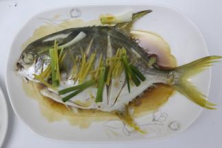 蒸好的金鲳鱼拿出来，倒入适量的生抽