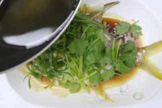 另起一个锅，先热好锅再倒入适量的油，热好油再淋入金鲳鱼