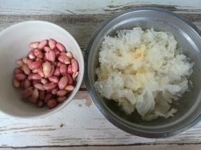 银耳冷水泡发，花生洗净去皮。