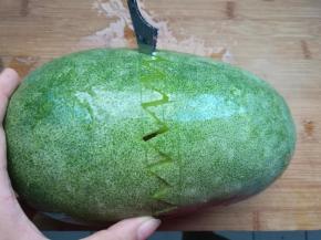 冬瓜用挖球器尖头刻出花型，一分为二。