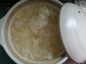 砂锅坐火上，加入清水适量，煮开后放入银耳，小火慢煮50分钟，至银耳有了粘性，出现胶状