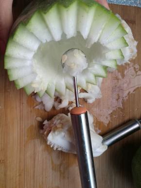 用挖球器去掉瓜瓤。