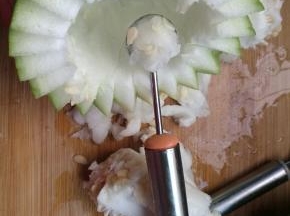 用挖球器去掉瓜瓤。