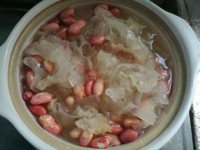 放入花生继续小火慢炖10分钟。