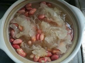 放入花生继续小火慢炖10分钟。