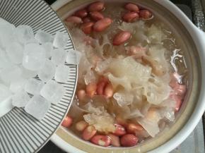 加入冰糖继续慢煮5分钟。