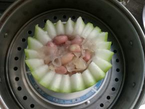 取出放入冬瓜盅内，另坐锅，烧开后，放入冬瓜盅，中火蒸20分钟至冬瓜熟。