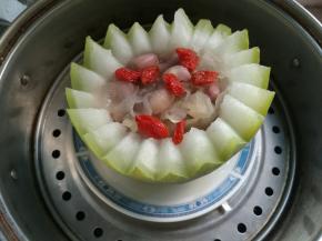 出锅前撒入几粒枸杞子即可。