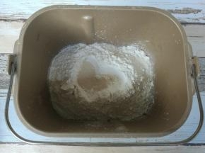 油皮内所有材料全部放入面包机桶，开启发面程序。（也可以手揉成光滑的面团）