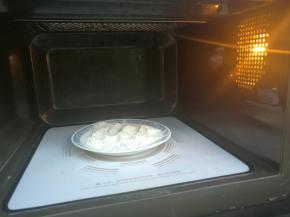 发面期间，准备红糖馅。馅料内面粉放微波炉中火5分钟即可。（可以2分钟2分钟的叮，看着别糊了，）没有微波炉也可以平底锅小伙慢慢炒熟。