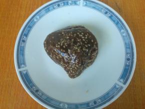 红糖馅料揉在一起成团。