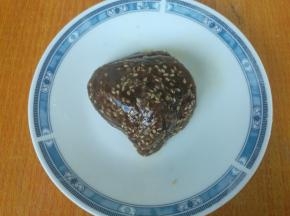 红糖馅料揉在一起成团。