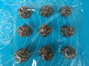 均匀分成9个小剂子，盖保鲜膜静置。