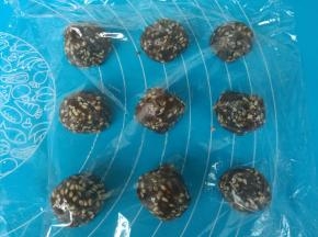 均匀分成9个小剂子，盖保鲜膜静置。