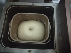 面团发好取出。