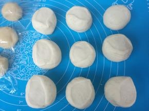 分成均匀的大小9个小面团，盖保鲜膜防止风干。