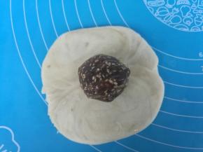 擀成片，包入红糖馅。