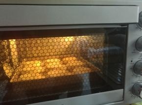 送入烤箱，上下火190°烘烤20分钟即可。