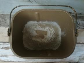 1、	所有材料按照牛奶、蛋液、盐、糖（盐和糖对角放）、高筋粉、奶粉，最上面挖坑放酵母。