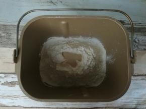 1、	所有材料按照牛奶、蛋液、盐、糖（盐和糖对角放）、高筋粉、奶粉，最上面挖坑放酵母。