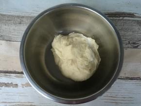 3、	取出面团，付保鲜膜或装保鲜袋放入冰箱冷藏15分钟。