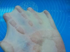 5、	和面结束，检查面团，能够拉出结实的薄膜就可以了，中间戳个小洞，洞口呈光滑状。