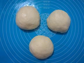 6、	面团揉圆，均分成3份，盖保鲜膜静置5——10分钟。