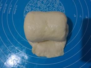 8、	擀长，底部压薄，自伤而下卷起。