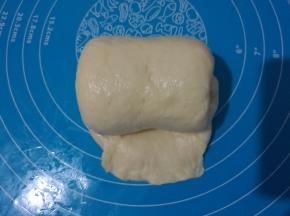 8、	擀长，底部压薄，自伤而下卷起。