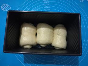 10、	收口向下，排入吐司模具内，注意要同一个方向。