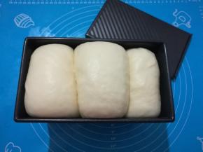 12、	发酵至九分满，注意发酵将结束时要预热烤箱。