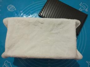 11、	盖上盖子送入烤箱发酵至8分满，烤箱内放一碗热水。自然发酵可以在土司盒上面盖上一块拧干水分的湿毛巾，以增加面团湿度。