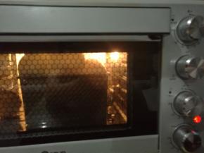 13、	送入预热好的烤箱，上下火165度烘烤35分钟即可。（时间和温度仅供参考）