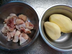 准备食材。鸡腿洗净剁成块，土豆去皮洗净。