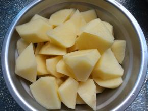 土豆切成滚刀块。