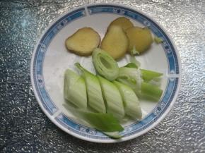 葱切段，姜切片。