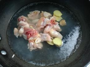 锅坐水，加入姜3片，料酒2勺，倒入鸡块，焯至断生。