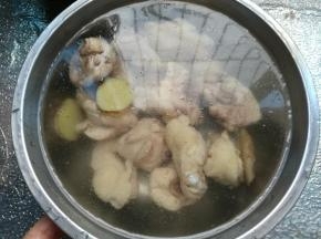 捞出，冷水洗净血沫。
