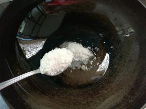 另起锅倒少量油，加入2大勺糖。小火慢慢搅动。