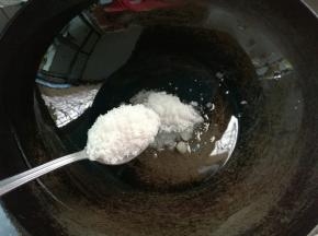 另起锅倒少量油，加入2大勺糖。小火慢慢搅动。