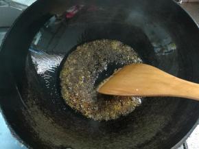 糖融化后，由白色大泡泡变成焦色小泡泡。