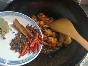 倒入鸡块，翻炒均匀上色加入生抽和调料。