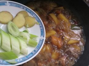 加入没过鸡块的水，葱姜片。