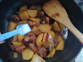 开锅后转小火，慢炖30分钟，用筷子能轻易扎透就好了，快熟的时候加入盐。