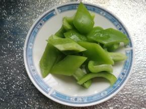 青椒切成块，出锅前加入，翻炒两下出锅装盘即可。