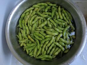 2、	毛豆洗净，水中加入盐浸泡10分钟。