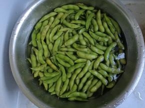 2、	毛豆洗净，水中加入盐浸泡10分钟。