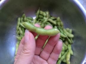 3、	毛豆控干水份，用剪刀剪去两端尖角，更容易入味。